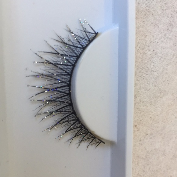 Fake eyelashes - Picture 3 of 4